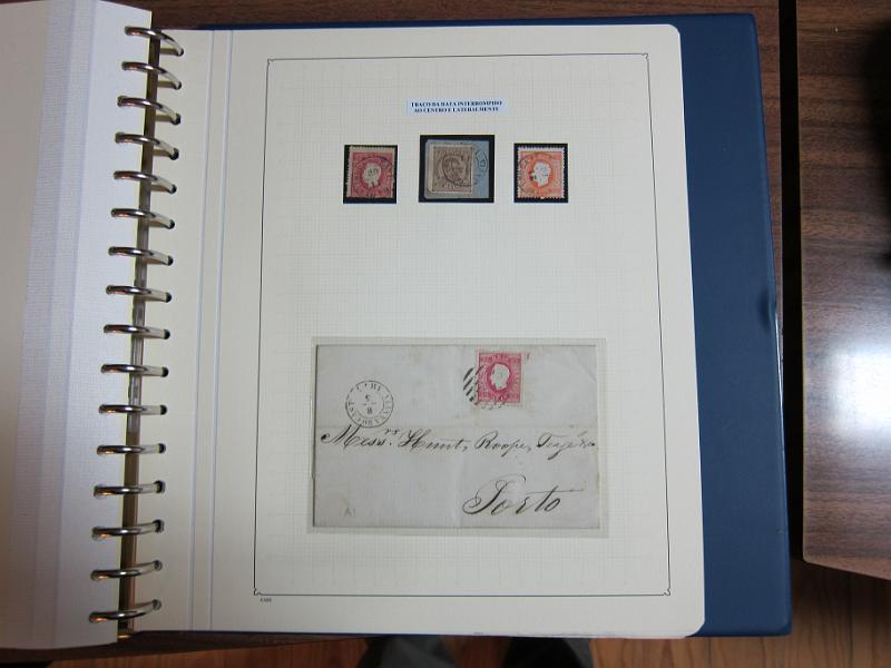 0019 (198).JPG -     Lote:    19      Marcofilia      Lotes Especiais       Descrição:         Portugal. Colecção especializada de carimbos de duplo círculo, tipo 1852, montada em 4 álbuns Lindner, com selos de diversas emissões e cartas, com estudo minucioso de cada marca. Lote a ver.         Lote       Valor Base:     &euro; 2.500,00     Valor Venda:     Retirado     